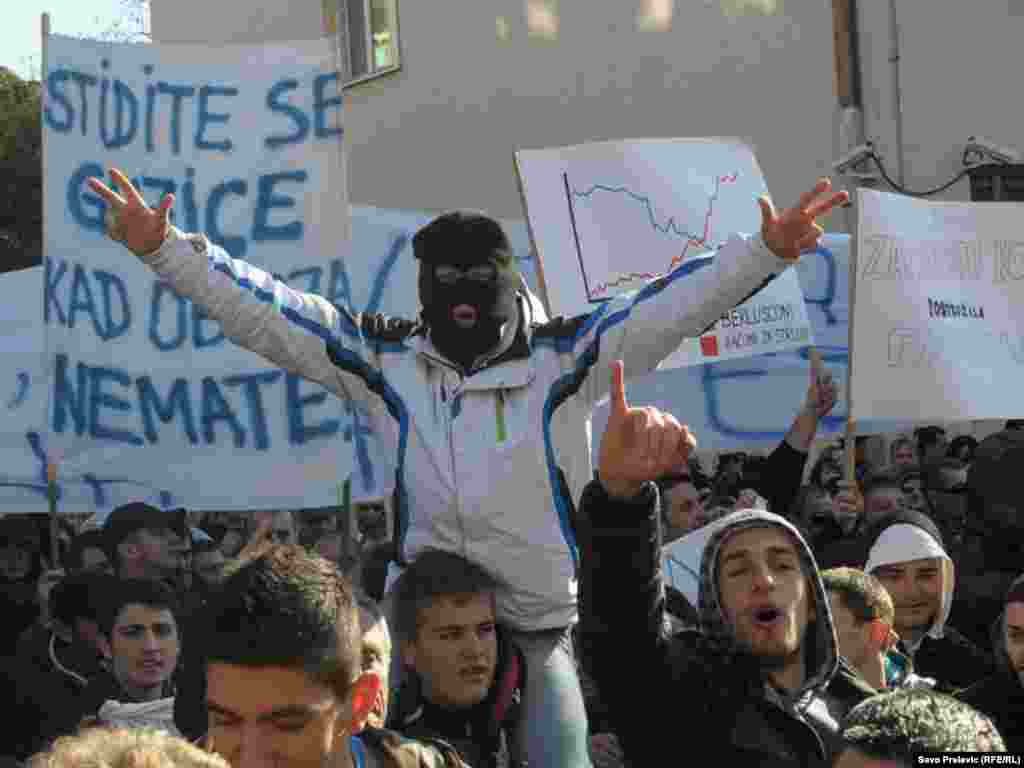 U Podgorici je nekoliko hiljada ljudi 21. januara 2012. protestovalo ispred zgrade crnogorske Vlade, zbog te&scaron;kog socijalno-ekonomskog stanja u Crnoj Gori. Protest je organizovala Unija slobodnih sindikata, uz podr&scaron;ku Mreže za afirmaciju nevl