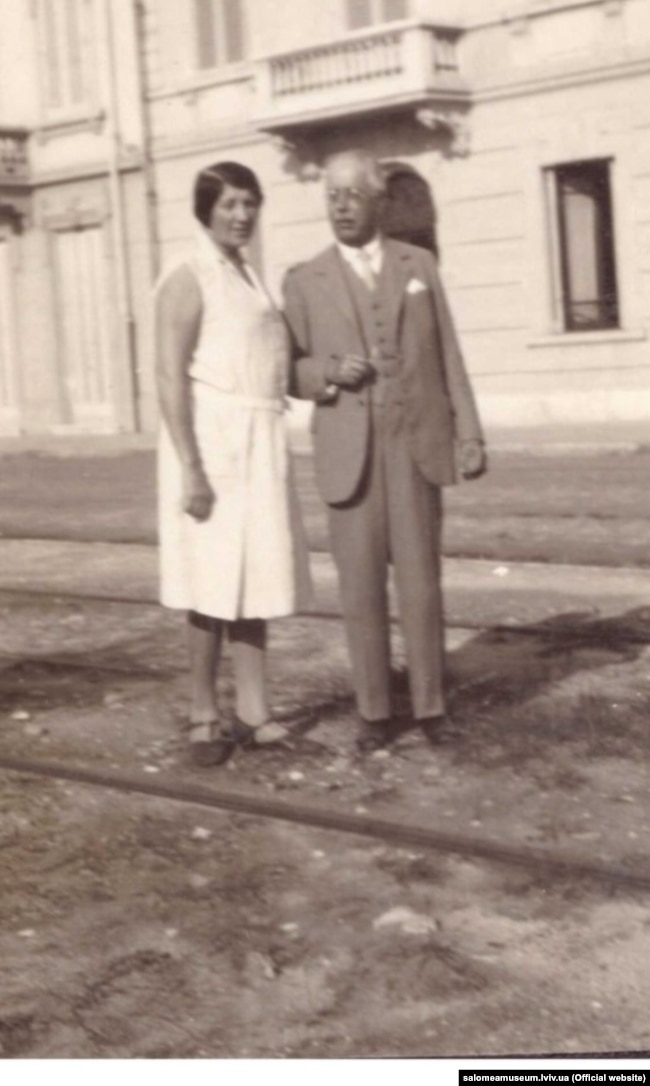 Соломія Крушельницька з чоловіком Чезаре Річчоні біля їхнього будинку у Віареджо. Італія, 1930-і роки