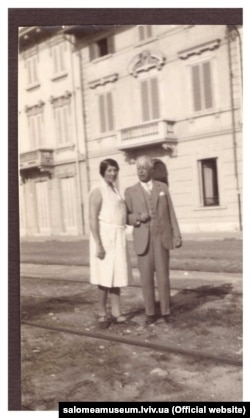 Соломія Крушельницька з чоловіком Чезаре Річчоні біля їхнього будинку у Віареджо, Італія.1930-і роки