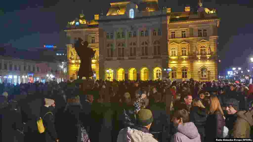 Középiskolások is csatlakoztak a tiltakozáshoz, a képen december 14-én gyülekeznek Újvidéken.&nbsp;A hatóságok azt állítják, hogy nyilvánosságra hozták a vasútállomással kapcsolatos összes rendelkezésre álló dokumentumot, a tüntetők azonban elutasítják ezt