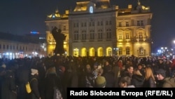 Srednjoškolci su se okupili na centralnom gradskom trgu u Novom Sadu, 14. decembar 2024.