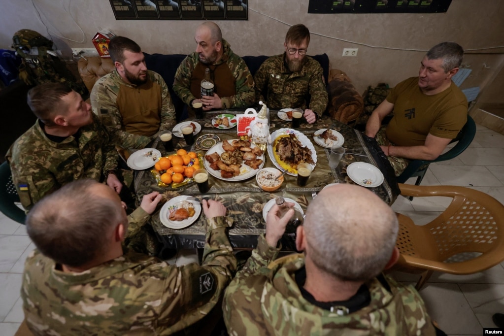 Ushtarët ukrainas duke festuar afër vijës së frontit të luftës në rajonin e Harkivit.