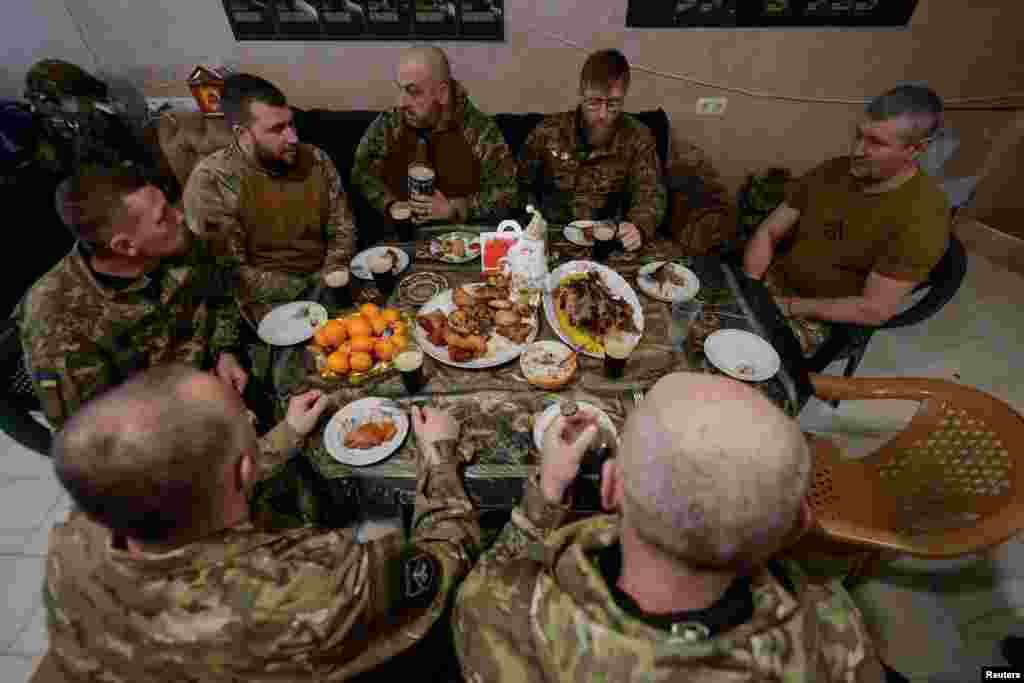 Ushtarët ukrainas duke festuar afër vijës së frontit të luftës në rajonin e Harkivit.
