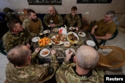 Военнослужащие 13-й оперативно-целевой бригады "Хартия" Национальной гвардии Украины отмечают Рождество на позиции вблизи линии фронта в Харьковской области. 24 декабря 2025 года