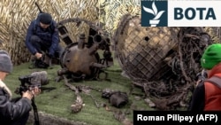 Pjesë të një rakete Oreshnik, të gjetura në qytetin ukrainas të Dnjepërit në nëntor 2024.
