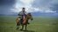 Шыңғыс ханның бейітін іздеп жүрген National Geographic зерттеушісі Альберт Лин Моңғолияның солтүстігінде атқа мініп жүр. (Көрнекі сурет)
