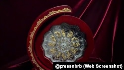 Срэбная памятная манэта «Кітайскі каляндар», якая мае 12-вугольную форму, выйдзе ў абарачэньне 23 красавіка 2026 году.