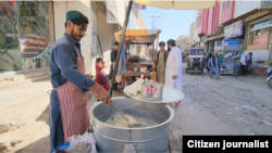 د کوټې ښار د غوث‌آباد په «وړوکي افغانستان» بازار کې یو پلورونکی د سړک پر غاړه خواړه چمتو کوي.