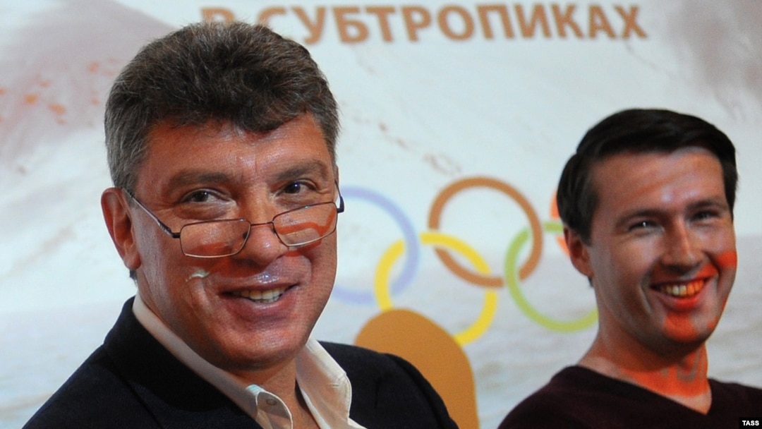 Russia -- Opposition figure and former deputy prime minister Boris Nemtsov (L) and Leonid Martynyuk, a member of the Solidarity movement, at a news conference in Moscow, 30May2013