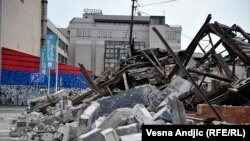 U postizbornoj noći između 24. i 25. aprila 2016. nepoznate osobe maskirane fantomkama pomoću bagera porušile su objekte u delu Savamale