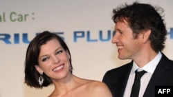  Йовович и брачният партньор й Пол Андерсън по време на Международния кино фестивал в Токио през 2011 година 