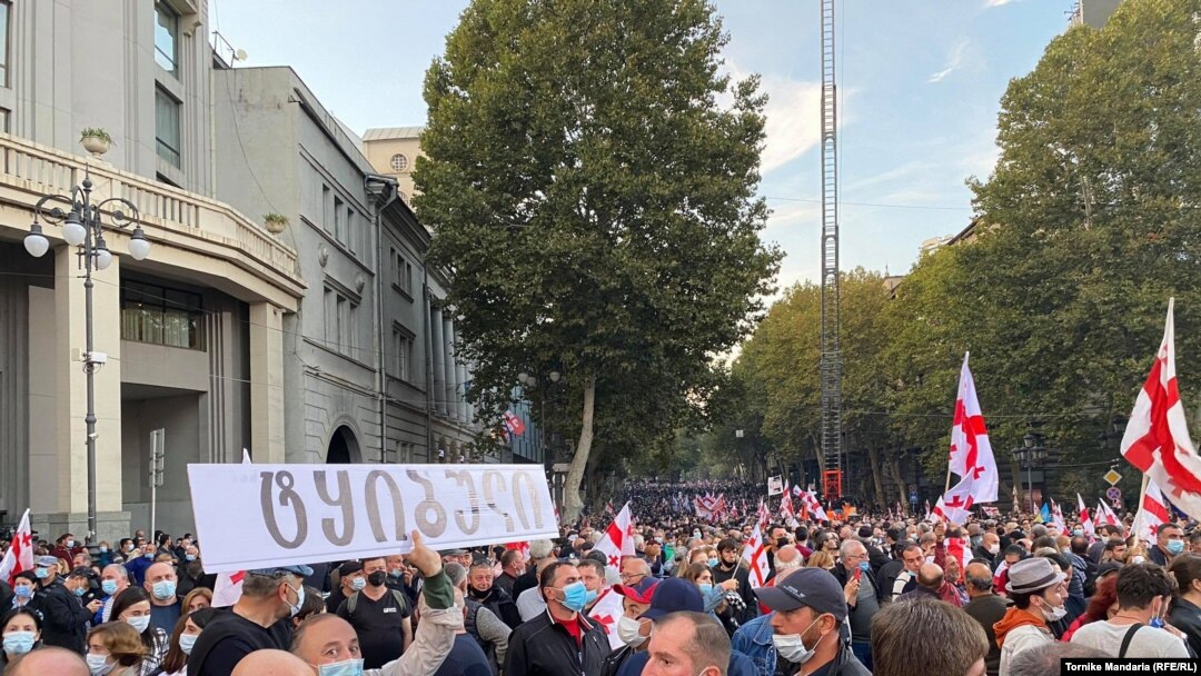 Mii de oameni au ieșit în Piața Libertății din Tbilisi pentru a cere eliberarea din închisoare a fostului președinte georgian, Miheil Saakașvili la 14 octombrie 2021. Precizare: prenumele politicianului este scris uneori „Mihail”, dar transcrierea georgiană corectă este „Miheil”.