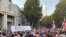 Mii de oameni au ieșit în Piața Libertății din Tbilisi pentru a cere eliberarea din închisoare a fostului președinte georgian, Miheil Saakașvili la 14 octombrie 2021. Precizare: prenumele politicianului este scris uneori „Mihail”, dar transcrierea georgiană corectă este „Miheil”.