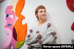  Александра Камбурова по време на дебютната ѝ галерия 