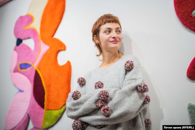 Александра Камбурова по време на дебютната ѝ изложба