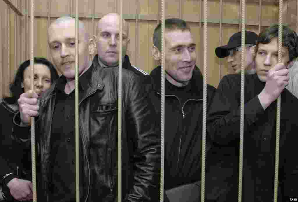 Члены запрещенной в России Национал-большевистской партии (НПБ) в зале заседания. На втором плане слева направо - жена руководителя московской НБП Романа Попкова Елена Паровская, его заместитель Назир Магомедов и сам руководитель московского отделения