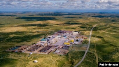 Киімдегі кеуделі әйелдердің суреттері