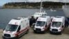 Disa ambulanca parkohen pranë një anije të rojës bregdetare turke në provincën Çanakala, ku raportohet se u mbytën së paku 20 emigrantë, 15 mars 2024.