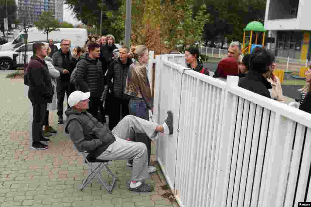 Ljudi čekaju u redu za glasanje na jednoj od lokacija u Beogradu.