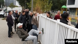 Građani u Beogradu čekaju u redu za glasanje