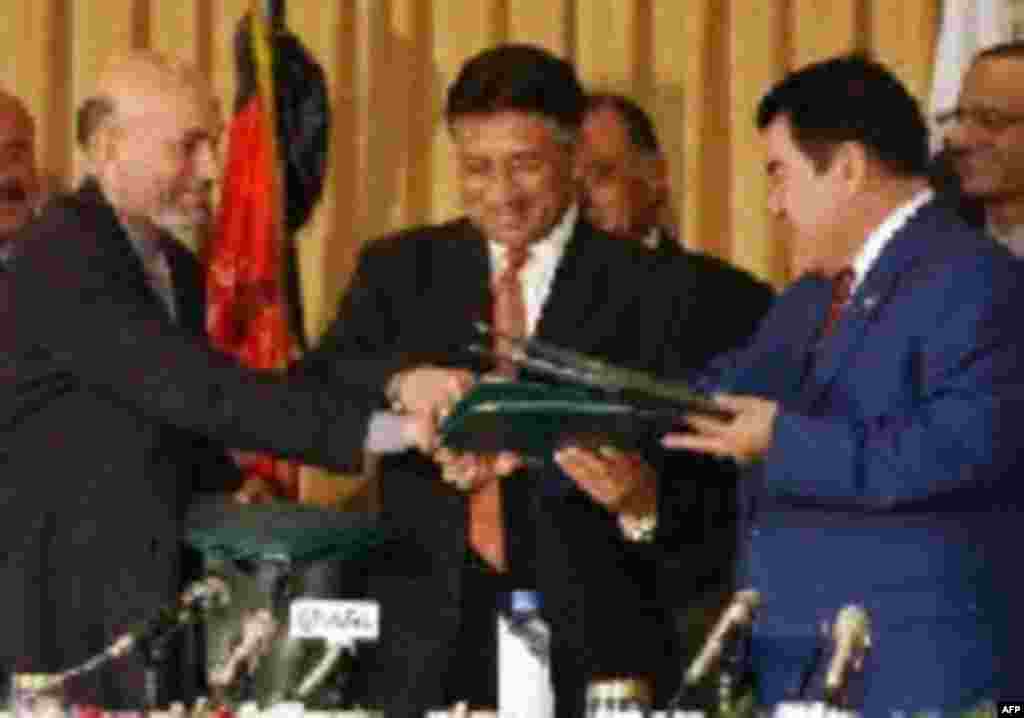 Afghan President Hamid Karzai (left), Pakistani President Pervez Musharraf (center), and Niyazov after the signing of a pipeline agreement in 2002 (CTK) - Russia controls virtually all of Turkmenistan's ability to export its energy, a situation that has been further exacerbated by the failure of the Caspian Sea littoral states to reach an agreement on the division of the resources there. Niyazov sought to reduce his country's dependence on Russia by seeking alternative export routes to South Asia and China.