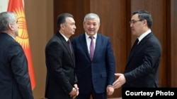 Оңдон солго: Президент Садыр Жапаров, өкмөт башчы Адылбек Касымалиев, тажик премьер-министри Кохир Расулзода.