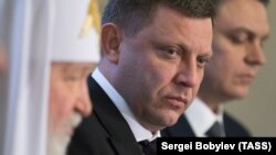 В червні до анексованого Криму замість Захарченка приїхав Денис Пушилін, так званий «глава ради депутатів» угруповання «ДНР»