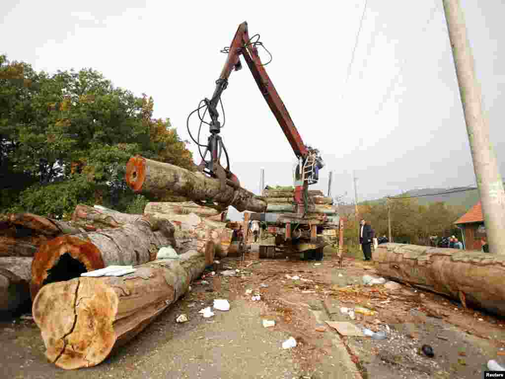 Kosovo - Srbi uklanjaju barikade na putu kod sela Župče, 27.10.2011. Foto: Reuters / Igor Pavićević