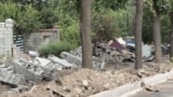Чыңгыз Айтматов проспектисинин боюндагы бузулган дубал, 27-май, 2025-жыл.
