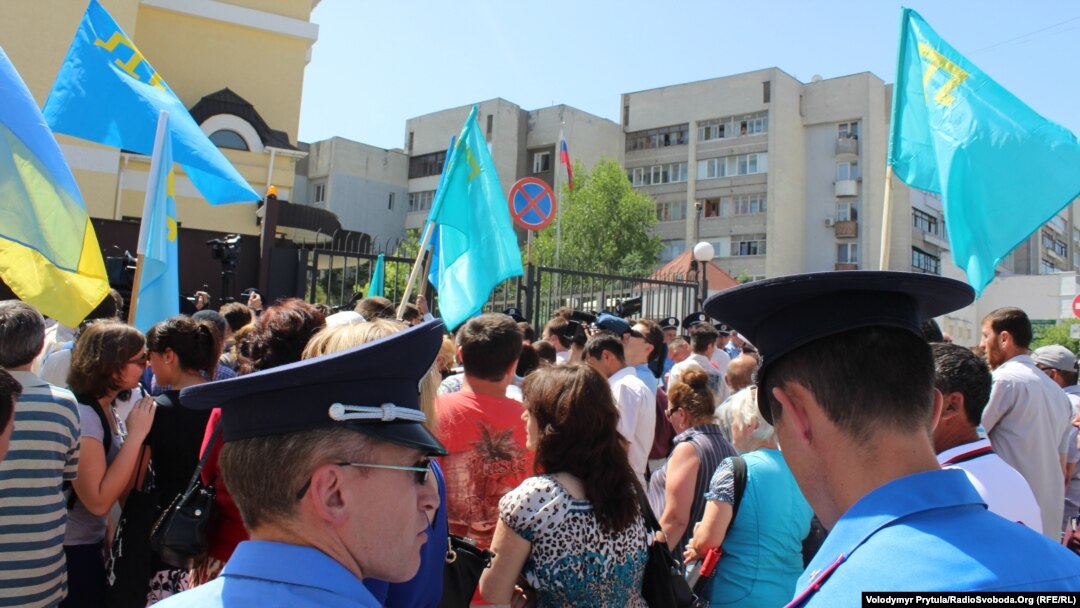 Crimean Tatars picket the building of the Consulate General of Russia in Simferopol, demanding the resignation of Russian Consul General Vladimir Andreyev on May 23. 