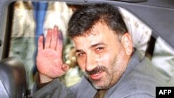 حسین لقمانیان پیش از این در سال ۱۳۸۰ به خاطر نطق خود در مجلس بازداشت شده بود