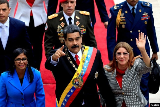 Николас Мадуро, его жена Силия Флорес (справа) и председатель Национального учредительного собрания Дельси Родригес (слева, ее нынешний режим в Каракасе прочит в новые лидеры страны) прибывают на специальное заседание Национального учредительного собрания. 24 мая 2018 года