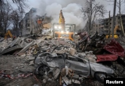 Спасителен екип на мястото на жилищна сграда, ударена при руската атака в Харков, 7 март 2026 г.