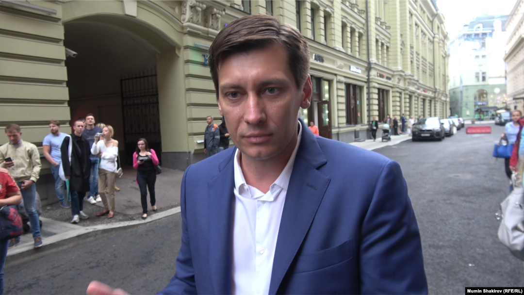 Дмитрий Гудков у здания Центризбиркома