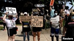 Массовые протесты в городе Кеноша вспыхнули после того, как в минувшее
воскресенье полицейский тяжело ранил 29-летнего афроамериканца Джейкоба Блейка из пистолета.
