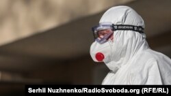 Вирустун коргоочу атайын кийимчен медицина кызматкери.