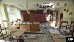 Поврежденное при артобстреле здание школы в Луганске.