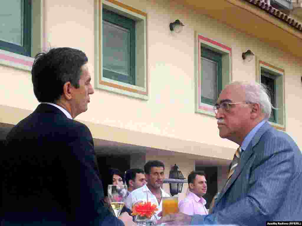 14 iyul - AXCP və Musavat rəhbərləri Əli Kərimli və İsa Qəmbər partiyalarının birləşməsi barədə danışıqlara başladılar