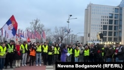 Ekipa Radio-televizije Vojvodine tokom izveštavanja sa protesta u Novom Sadu.