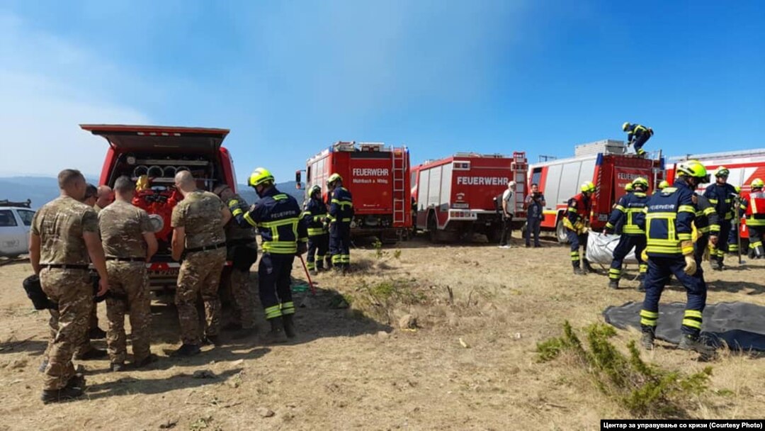 Пожарникари, полицајци и војници во акција за гаснење на пожарите во источниот дел на Македонија 