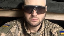 Аляксандар Катовіч у бліндажы. Фота з прыватнага архіву