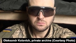 Аляксандар Катовіч у бліндажы. Фота з прыватнага архіву