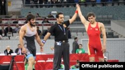 IV Ислам шериктештиги оюндарынын алтын байгесинин ээси Муслим Евлаев кызыл кийимчен. 19-май, 2017-ж. Баку, Азербайжан.