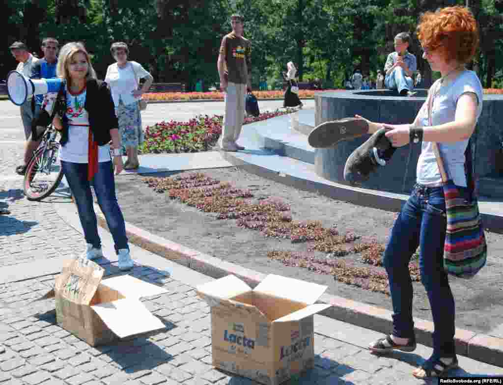 Біля пам&#39;ятника поету активісти запропонували всім бажаючим зняти з себе взуття і відправити їх до Верховної Ради