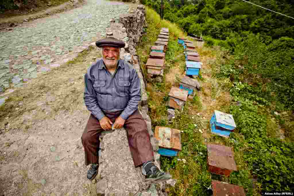 Daşkəsənin Kobalt kəndi. Arıçılıqla məşğul olan kəndin qocaman sakini istirahət edir. 