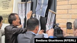 Белсенділер Ресей елшілігі алдында "Протон-М" апатына қарсы акция өткізді. Астана, 5 шілде 2013 жыл.