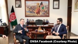 د افغانستان د جمهور رئیس د ملي امنیت سلاکار حمد الله محب په کابل کې د جرمني له سفیر پیتر پروګل سره وکتل