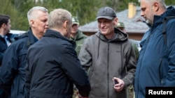 Польшанын премьер-министри Дональд Туск айырбаштоо аркылуу бошотулган журналист Анжей Почобута менен учурашууда. 2026-жылдын 28-апрели.
