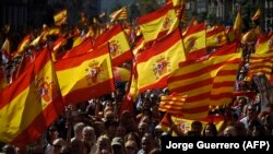 Drapele spaniole la un amplu protest împotriva independenței, Barcelona, 8 octombrie 2017.