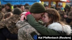 Украінка разьвітваецца са сваім хлопцам перад адпраўкай яго на фронт, Украіна, сакавік 2022